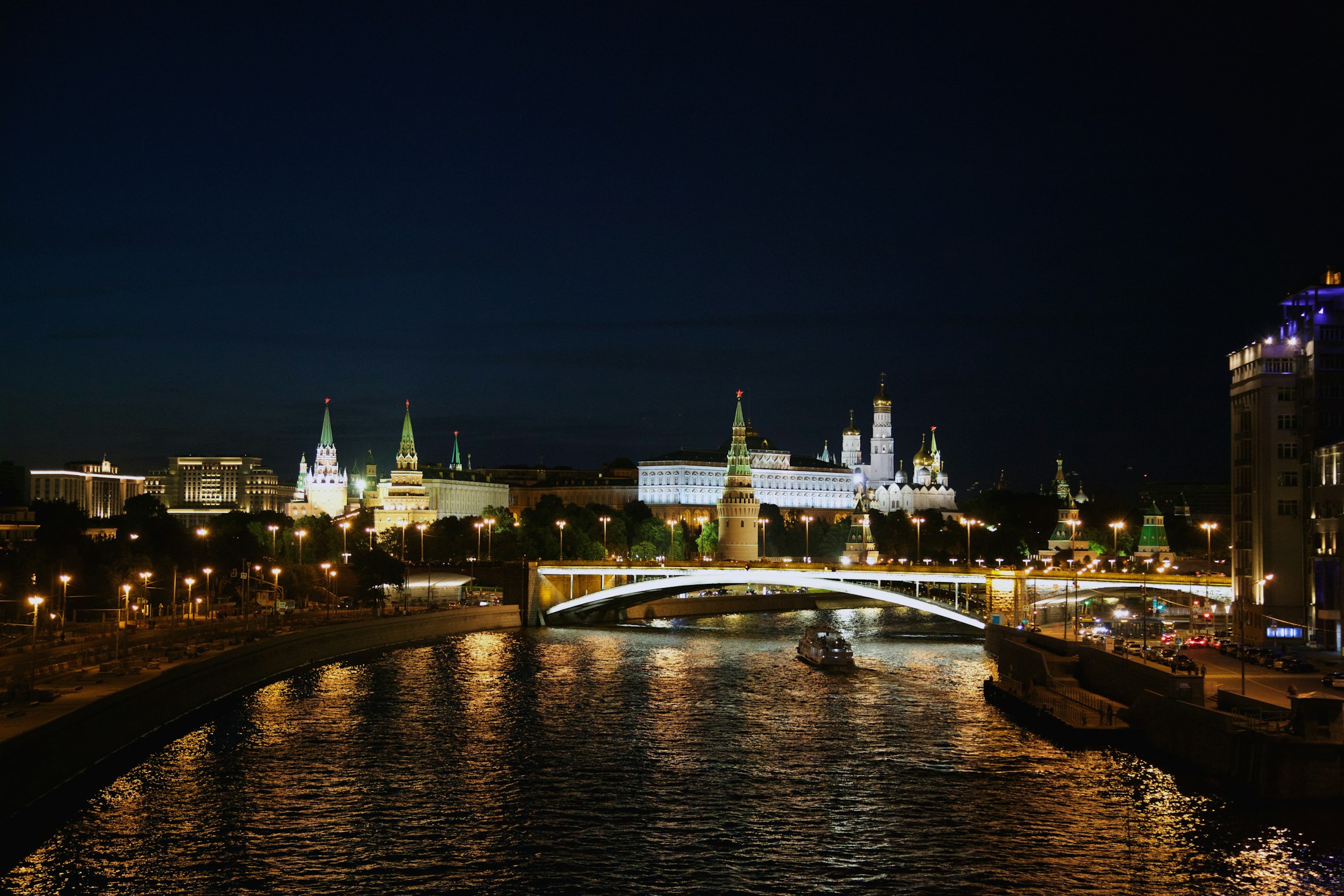 Вечерняя Москва: огни исторического центра и набережной